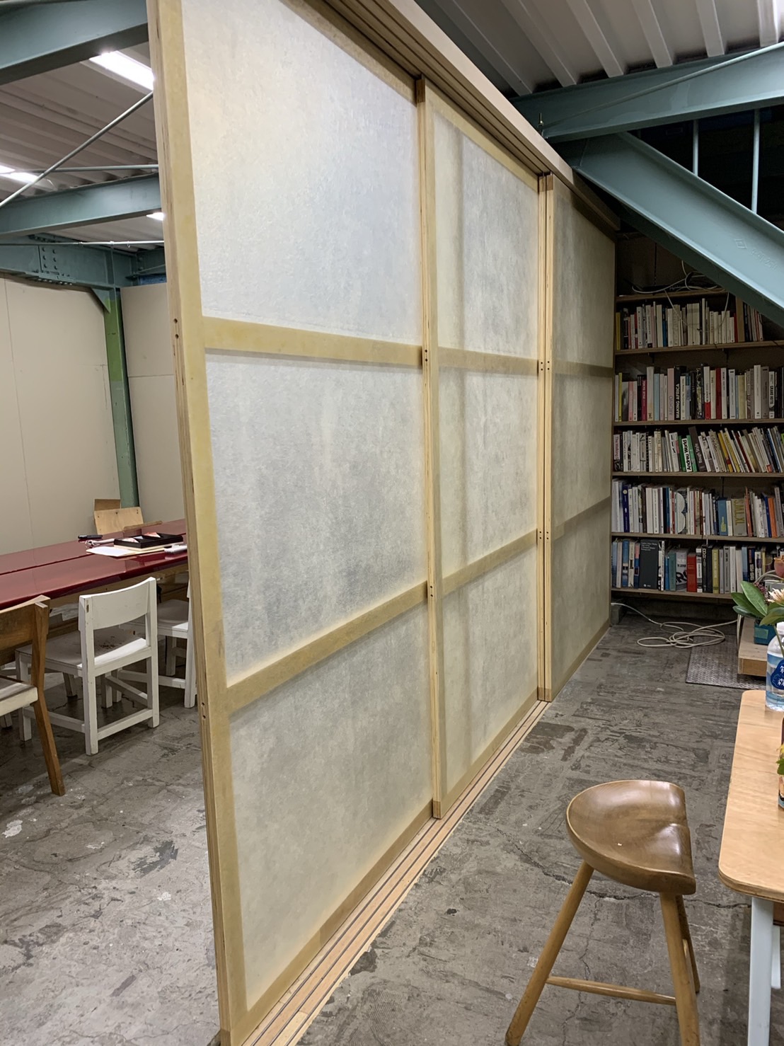和風デザインの室内パーティション施工例。温かみのある空間づくりに貢献
