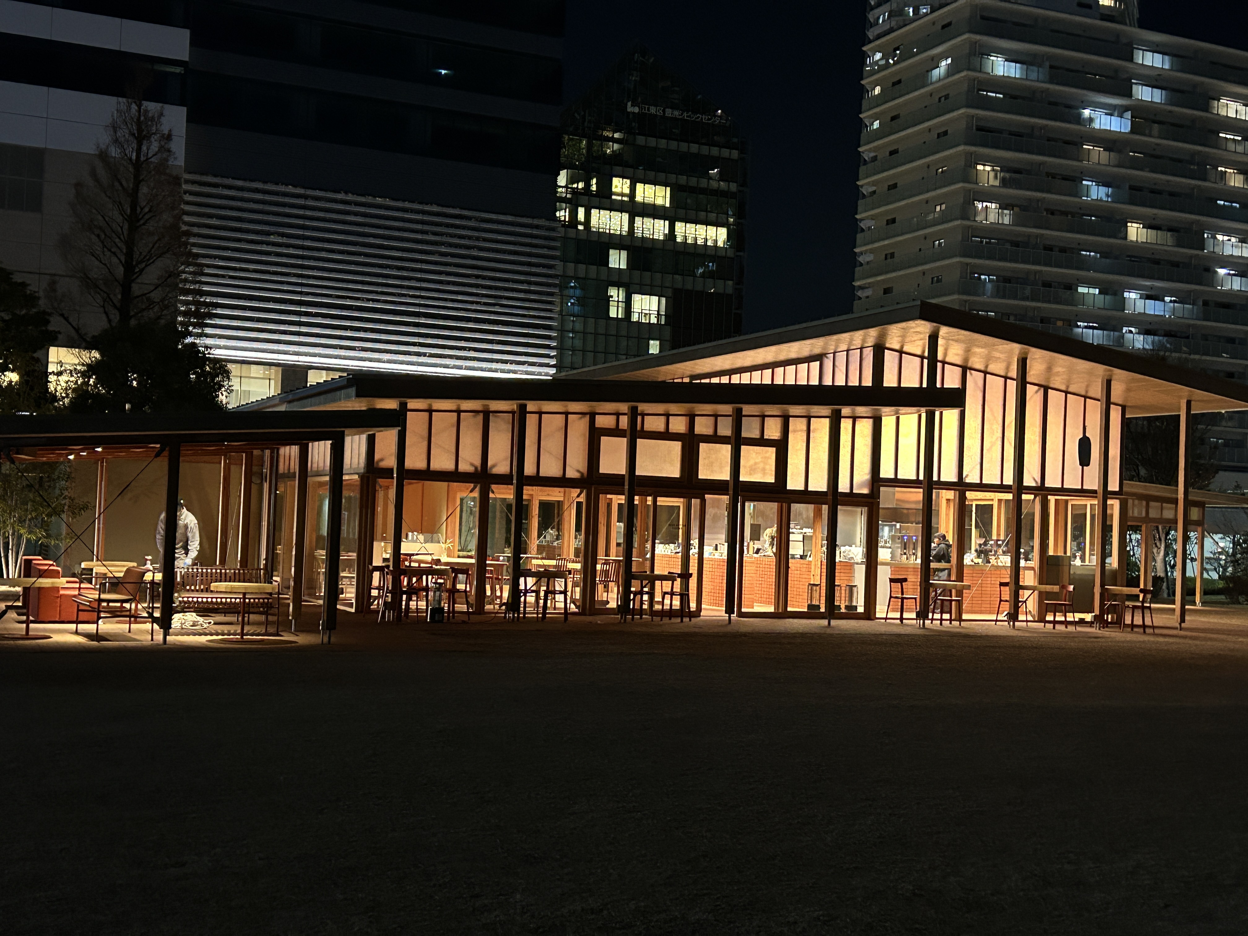 温かみのある照明が映える店舗リノベーション施工事例